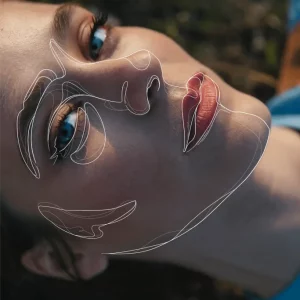 Visage apaisé de femme illustrant le lien entre la peau, les émotions et l’hypnose à Lausanne, symbolisant l’équilibre intérieur et le bien-être cutané.