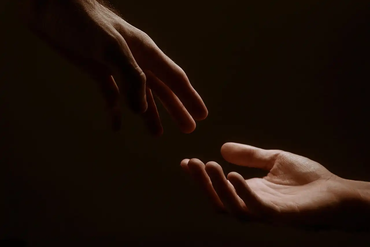 Deux mains qui se rejoignent : symbolique de la collaboration active entre hypnothérapeute et psychothérapeute au service du patient.