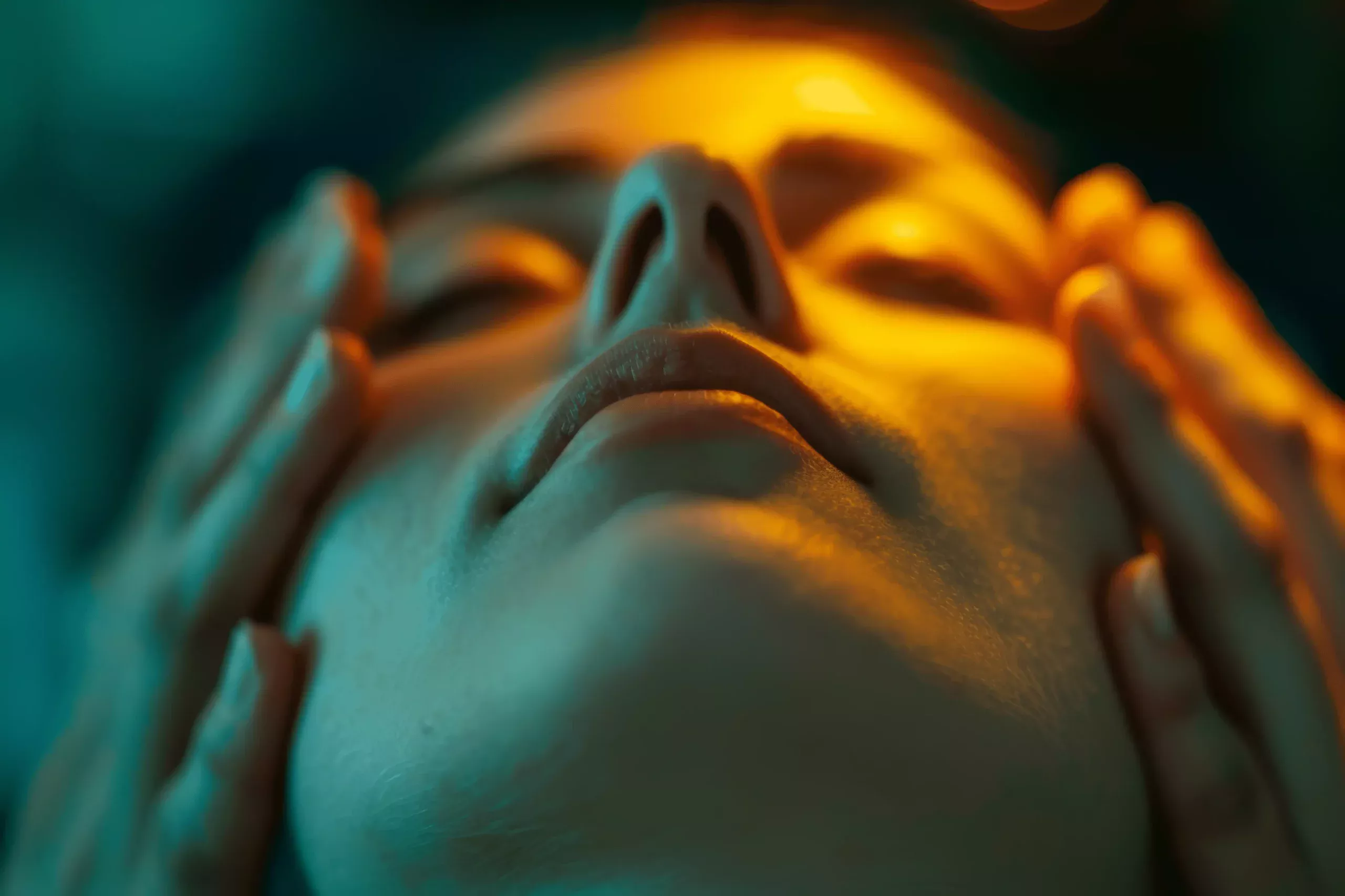 Femme en séance d’hypnose à Lausanne, visage apaisé, lumière douce symbolisant le lien entre la peau, les émotions et le bien-être.